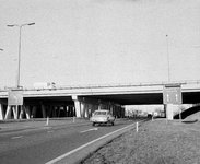 855442 Gezicht op het viaduct in de A12 over de Europalaan te Utrecht, vanuit het westen.